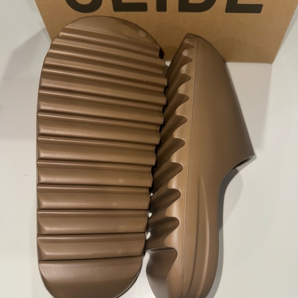 New Yeezy adidas slides core brown size 11 men’s - Picture 3 of 6